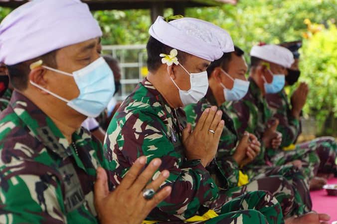Pangkoarmada II Ikuti Perayaan Hari Raya Siwaratri Di Pura Jala Wira Dharma